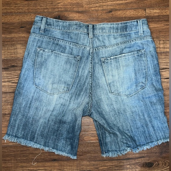 Forever 21 Los Angeles Distressed Bermuda Shorts Size 29 - Picture 2 of 3